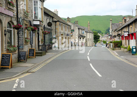 Teil der Hauptstraße durch Castleton, eines der schönsten Dörfer im Peak District in Derbyshire, England, UK Stockfoto