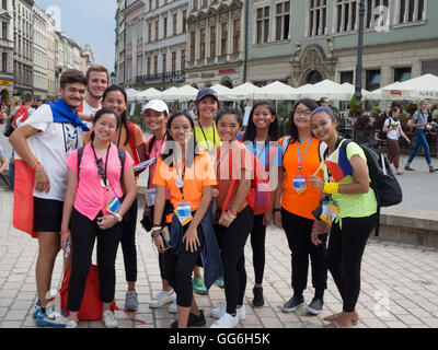 Weltjugendtag 2016. Philippinische Mädchen und französischen jungen am Hauptmarkt in Krakau, Polen Stockfoto