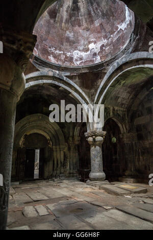 Innere des Gavit (Vorhalle) der St. Amenaprkitch Kirche im Kloster Sanahin in Armenien Stockfoto