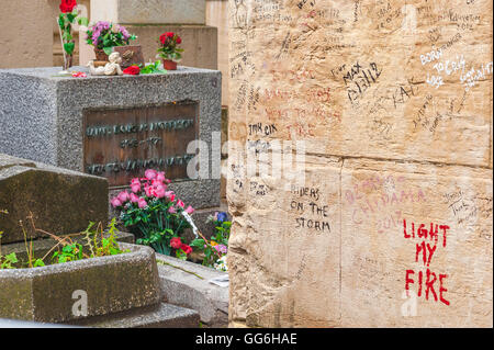 Pere Lachaise Paris, Blick auf das Grab von Rock Musiker und Lyriker Jim Morrison auf dem Friedhof Père Lachaise in Paris, Frankreich. Stockfoto