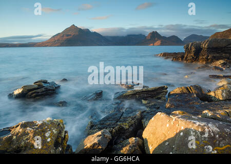 Auf der Suche nach Nordwesten in Richtung der Cuillin Hills von Elgol Strand in der Abenddämmerung, Isle Of Skye, Schottland Stockfoto