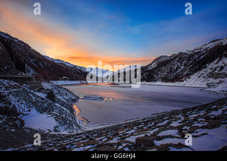 Gefrorene Marmorera siehe in der Morgen-/Switzerland Stockfoto
