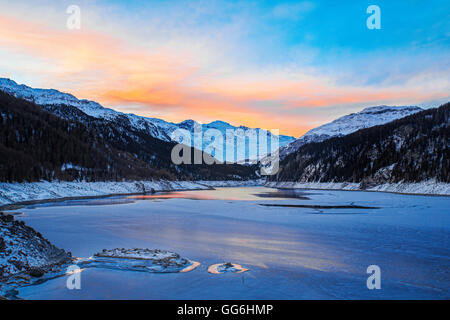 Gefrorene Marmorera siehe in der Morgen-/Switzerland Stockfoto