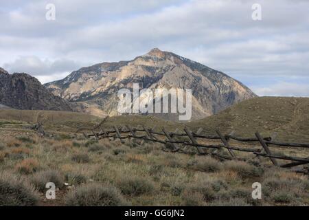 Holzzaun in der Nähe von Eingang zum Yellowstone National Park Stockfoto