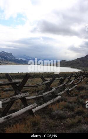 Holzzaun in der Nähe von Eingang zum Yellowstone National Park Stockfoto