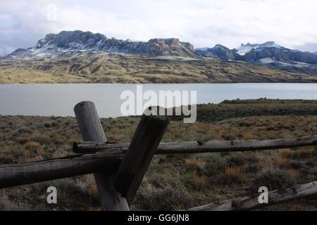 Holzzaun in der Nähe von Eingang zum Yellowstone National Park Stockfoto