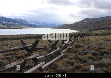 Holzzaun in der Nähe von Eingang zum Yellowstone National Park Stockfoto