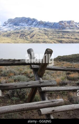 Holzzaun in der Nähe von Eingang zum Yellowstone National Park Stockfoto