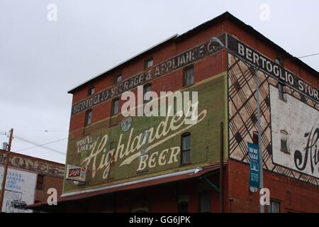 Ghost-Schild an roten Backsteingebäude in Butte, Montana, USA Stockfoto