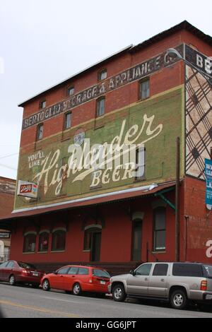 Ghost Zeichen Werbung auf rotes Backsteingebäude in Butte, Montana, USA Stockfoto