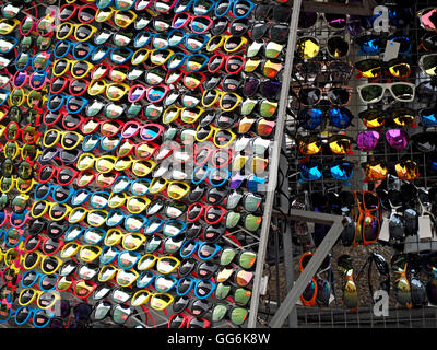 bunte bunte Muster der Sonnenbrille anzeigen in Straßen von Skopje Mazedonien Stockfoto