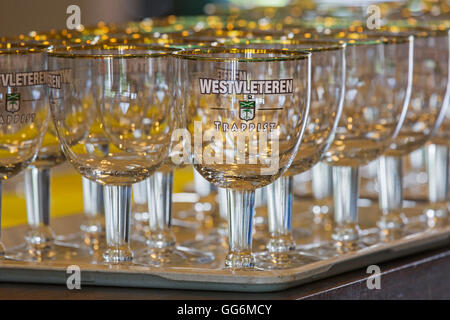 Tablett mit leeren Trappistenbier Westvleteren Biergläser im café Stockfoto