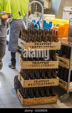 Gestapelte Holz Bierkisten mit Trappistenbier Westvleteren Leergut auf Wagen Stockfoto