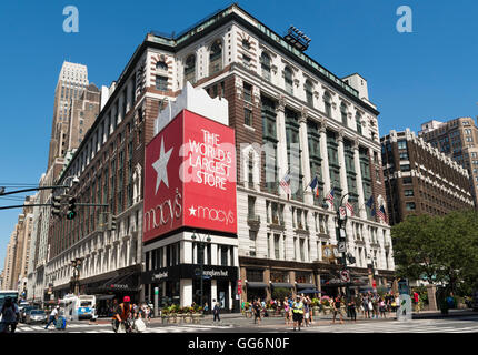 Legendären Kaufhaus Macy's, an der 34th Street mit großen Zeichen und Logo an der Fassade des Gebäudes, New York City Stockfoto