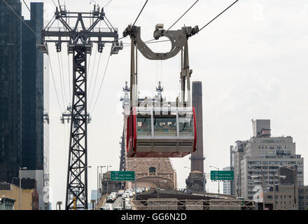 Roosevelt Island Tramway Straßenbahn Auto kurz vor dem Betreten der Manhattan terminal / station an der 59th Street, New York Stockfoto