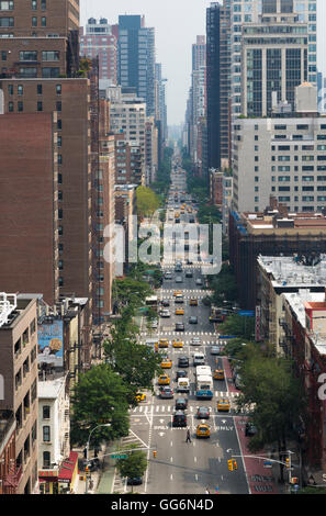 Luftaufnahme der 1st Avenue, mit Straße Verkehr und Hochhaus Gebäuden. New York City. Stockfoto
