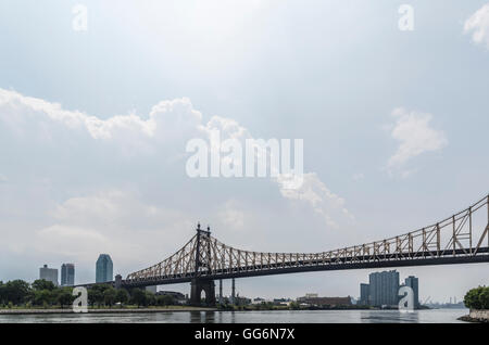 Blick auf die Ed Koch Queensboro Bridge über den East River und Queens, New York, mit Exemplar Stockfoto