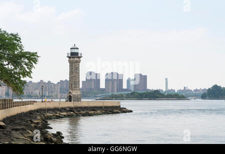 Roosevelt Island (Blackwell / Welfare Island) Leuchtturm Lighthouse Park mit Blick auf Upper East Side. New York City. Stockfoto