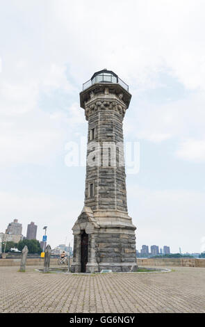 Roosevelt Island (Blackwell Insel / Welfare Island) Leuchtturm entworfen von dem Architekten James Renwick Jr. New York City. Stockfoto