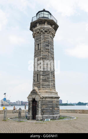 Roosevelt Island (Blackwell Insel / Welfare Island) Leuchtturm entworfen von dem Architekten James Renwick Jr. New York City. Stockfoto