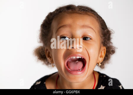 Porträt von schöne glückliche kleine Mädchen, isoliert auf weiss Stockfoto