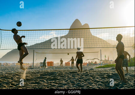 RIO DE JANEIRO - 27. März 2016: Brasilianer spielen Futevôlei (Footvolley, ein Sport kombiniert, Fußball und Volleyball). Stockfoto