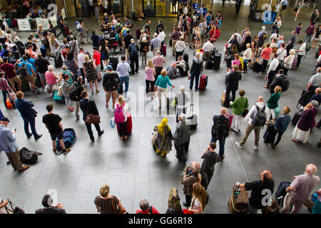 Auf der Suche nach unten von oben auf einem überfüllten King's Cross Bahnhofshalle, die verpackt ist voll von Reisenden und Pendler. Stockfoto