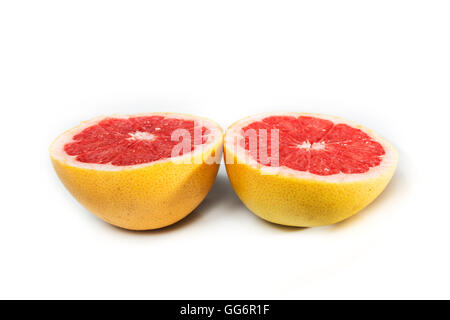 Grapefruit aufgeteilt in zwei Hälften, außen gelb, rote Innenausstattung, auf weißem Hintergrund Stockfoto