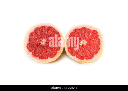 Grapefruit aufgeteilt in zwei Hälften, außen gelb, rote Innenausstattung, auf weißem Hintergrund Stockfoto