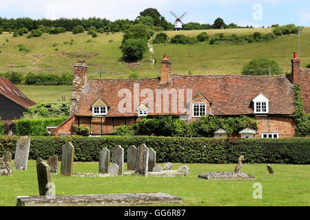 Eine englische Sommer Landschaft aus dem Kirchhof in Turville Dorf in den Chiltern Hills Stockfoto