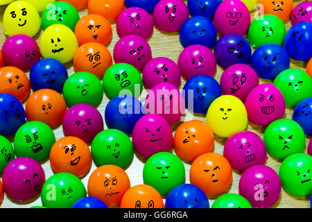 Unterschiede Gesichter auf Plastikeier Zusammenleben Stockfoto