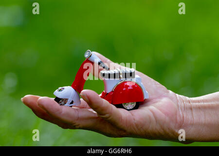 Mini Motorrad in der hand Stockfoto