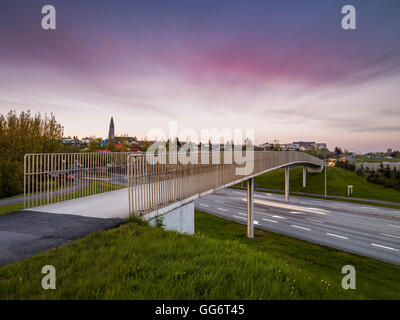 Fußgängerbrücke über die Hringbraut Street, Reykjavik, Island Stockfoto