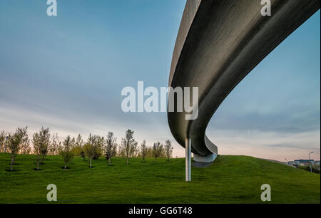 Fußgängerbrücke über die Hringbraut Street, Reykjavik, Island Stockfoto