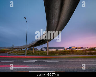 Fußgängerbrücke über die Hringbraut Street, Reykjavik, Island Stockfoto