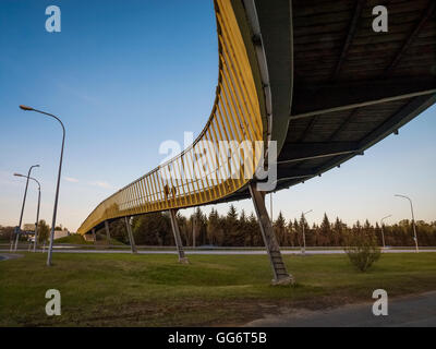 Fußgängerbrücke über die Hringbraut Street, Reykjavik, Island Stockfoto