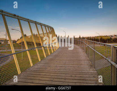 Fußgängerbrücke über die Hringbraut Street, Reykjavik, Island Stockfoto