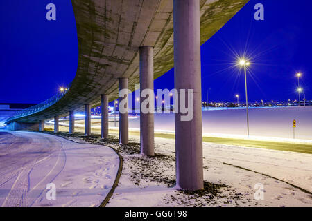 Smaralind Brücke in der Winterzeit, Kopavogur, Island Stockfoto