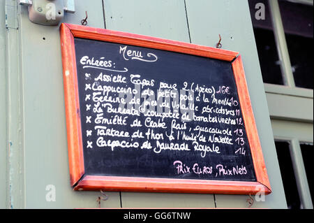 Menü auf einer Tafel an der Vorderseite eines Restaurants in der Stadt Uzès befindet sich im französischen Departement Gard Stockfoto