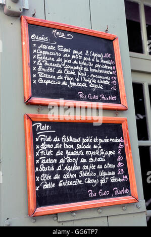 Menü auf einer Tafel an der Vorderseite eines Restaurants in der Stadt Uzès befindet sich im französischen Departement Gard Stockfoto