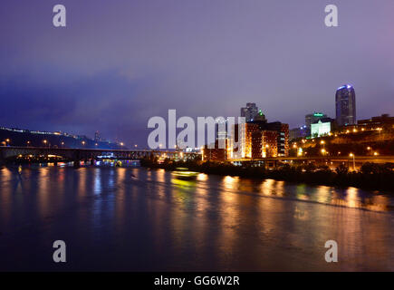 Ansicht der Innenstadt von Pittsburgh, Pennsylvania, und den Monongahela Fluss aus der 10th Street Bridge bei Nacht Stockfoto