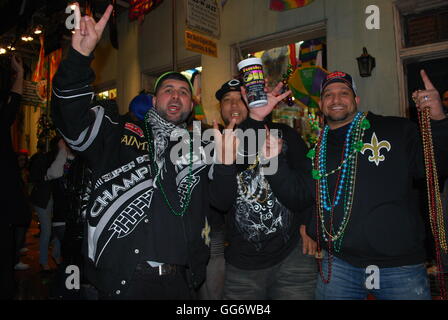 Drei Fußball-Fans feiern nicht nur Karneval, sondern auch die historischen New Orleans Saints gewinnen in den Superbowl 2009 Stockfoto