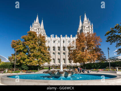 Brunnen in der Nähe von Salt-Lake-Tempel Temple Square in Downtown Salt Lake City, Utah, USA Stockfoto