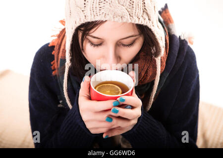 Finden Sie Ihre Harmonie. Nahaufnahme von begeistert junge charmante Mädchen halten Tasse und duftenden Aroma beim Tee trinken Stockfoto