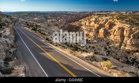 Highway 12 in The Hogback Slickrock Bereich, über den Calf Creek Canyon, Sunrise, Grand Staircase-Escalante National Monument, Utah, USA Stockfoto