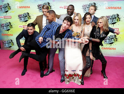 (links nach rechts) Jay Hernandez, Joel Kinnaman, Will Smith, Ezra Miller, Margot Robbie, Adewale Akinnuoye-Agbaje, Karen Fukuhara, Jai Courtney und Cara Delevingne Ankunft der Suicide Squad europäische Premiere, im Odeon am Leicester Square, London. PRESSEVERBAND Foto. Bild Datum: Mittwoch, 3. August 2016. Vgl. PA Geschichte SHOWBIZ Selbstmord. Bildnachweis sollte lauten: Daniel Leal-Olivas/PA Wire Stockfoto