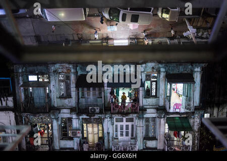 Blick auf einen Block der Gebäude in der Nacht in Yangon, Myanmar. Stockfoto