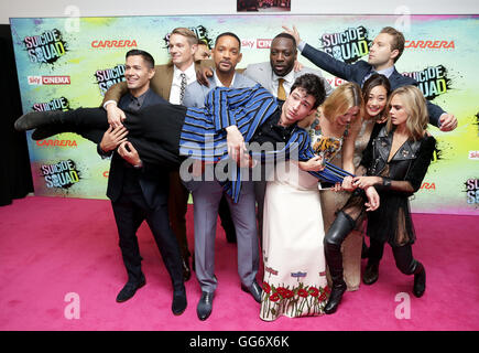 (links nach rechts) Jay Hernandez, Joel Kinnaman, Will Smith, Ezra Miller, Margot Robbie, Adewale Akinnuoye-Agbaje, Karen Fukuhara, Jai Courtney und Cara Delevingne Ankunft der Suicide Squad europäische Premiere, im Odeon am Leicester Square, London. PRESSEVERBAND Foto. Bild Datum: Mittwoch, 3. August 2016. Vgl. PA Geschichte SHOWBIZ Selbstmord. Bildnachweis sollte lauten: Daniel Leal-Olivas/PA Wire Stockfoto