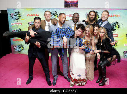 (links nach rechts) Jay Hernandez, Joel Kinnaman, Will Smith, Ezra Miller, Margot Robbie, Adewale Akinnuoye-Agbaje, Karen Fukuhara, Jai Courtney und Cara Delevingne Ankunft der Suicide Squad europäische Premiere, im Odeon am Leicester Square, London. PRESSEVERBAND Foto. Bild Datum: Mittwoch, 3. August 2016. Vgl. PA Geschichte SHOWBIZ Selbstmord. Bildnachweis sollte lauten: Daniel Leal-Olivas/PA Wire Stockfoto