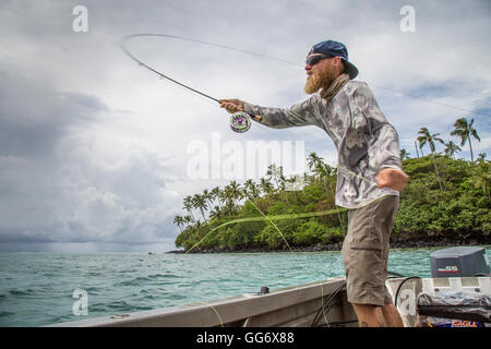 Angler Jonathan Jones wirft beim Fliegenfischen für Giant Trevally während vor Ort in Samoa. Stockfoto